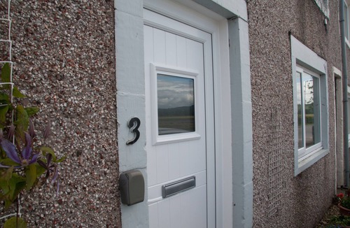 Bankend Apartment | Comfortable ground floor flat with stunning coastal views, Glencaple.