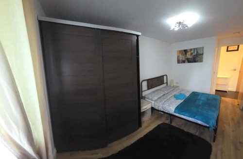 Beddington South House | Comfortable London Room Modern Well Equipped