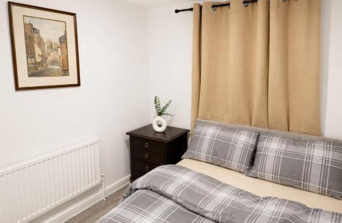 Wolverhampton House | Comfortable Room with TV and Fast Wi-Fi