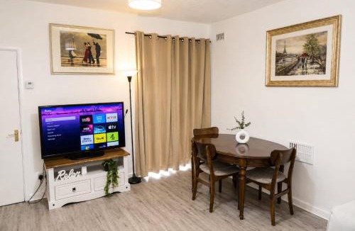 Wolverhampton House | Comfortable Room with TV and Fast Wi-Fi