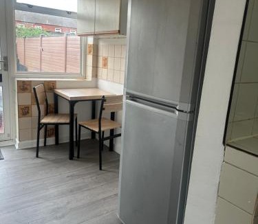 Basildon House | Comfortable Stay With Garden View Near Long Riding