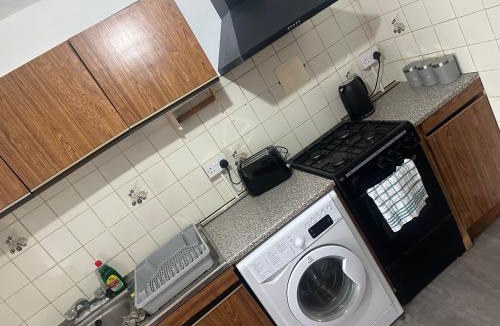 Basildon House | Comfortable Stay With Garden View Near Long Riding