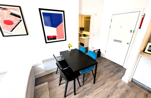 Bristol City Centre Apartment | Comfy Central Flat Near Cabot Circus | Sleeps 4