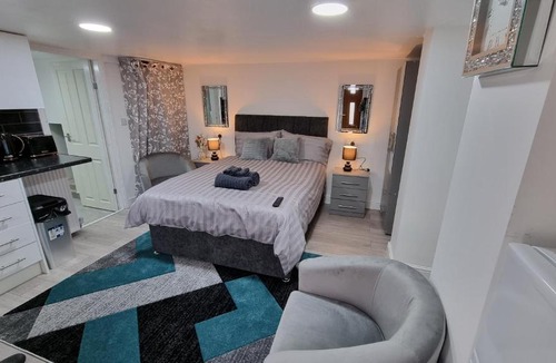 Harehills Apartment | Comfy Studio apartment with Wi-Fi and Smart TV