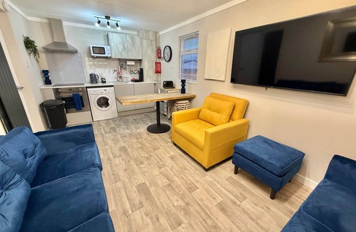 Bailleston House | Compact 7-bedroom Chalet Uddingston, Glasgow - Sleeps 14