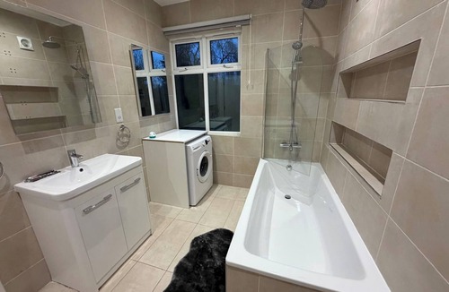 East Finchley Apartment | Compact Studio - Sleeps 2 - Parking