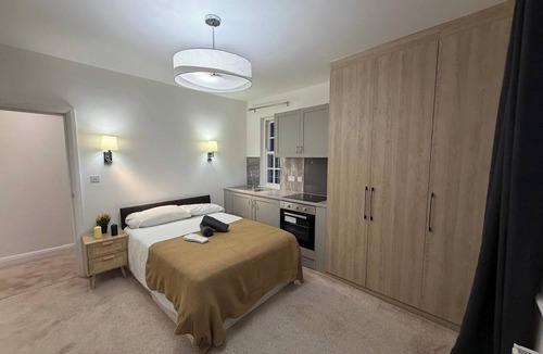 East Finchley Apartment | Compact Studio - Sleeps 2 - Parking