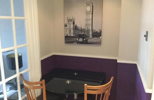 Shepton Mallet Bed & Breakfast | Constantine Court Homestay nShared bathroom with owner