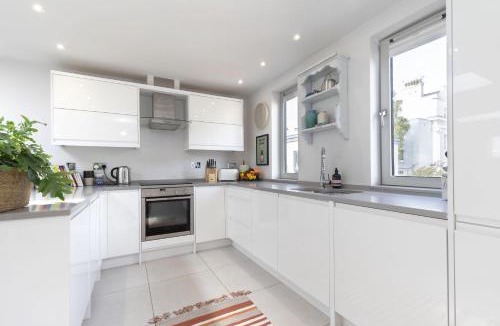 Cheltenham House | Contemporary 2-Bed 2-Bath Home with Parking