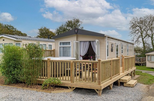 Narberth House | Contemporary caravan with one double and one twin.