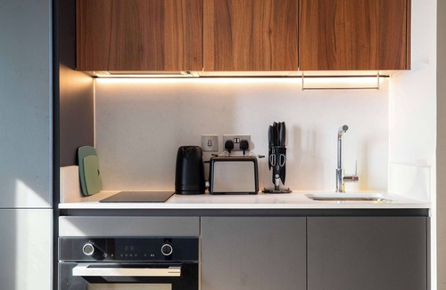 East Acton Apartment | Contemporary Studio | Gym Access | StayCozy