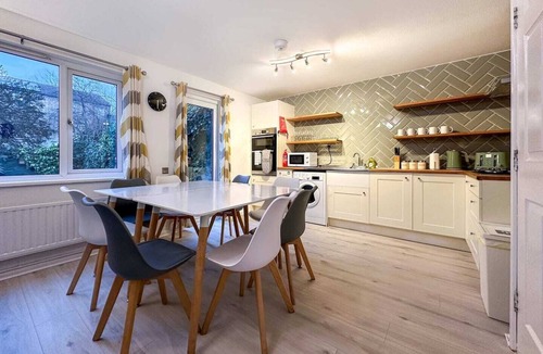 Peterborough House | Contractor Accommodation | 6-Bedroom House with 9 Beds | Near A1 | Sleeps 10