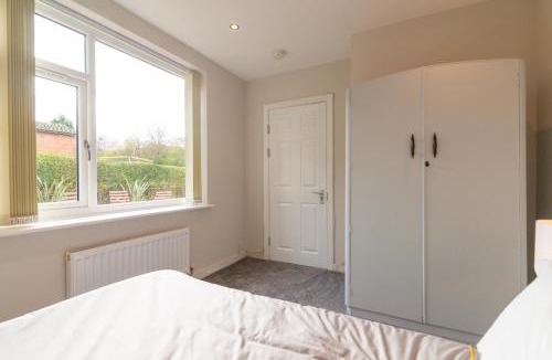 Broadheath House | CONTRACTOR ACCOMMODATION SLEEPS 6 - 11 - MANCHESTER AIRPORT CITY