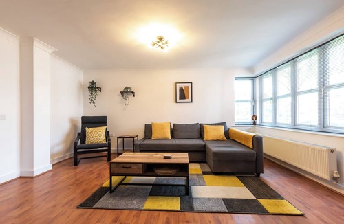 Southampton Apartment | Contractor Base | 2BR | Parking