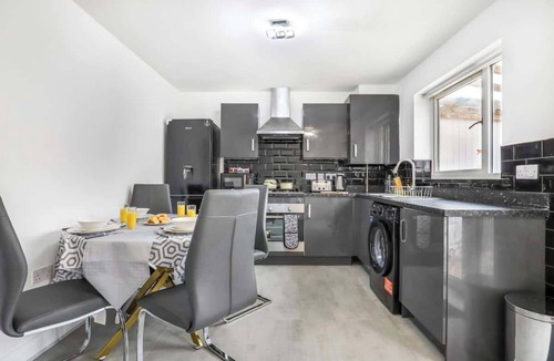 Leicester House | Contractor Base - 3BR House - Parking, Fast Wi-Fi