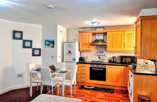 Golborne Apartment | Contractor-Friendly 2BR Gem Wi-Fi & Free Parking