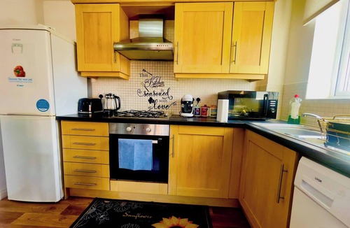 Golborne Apartment | Contractor-Friendly 2BR Gem Wi-Fi & Free Parking