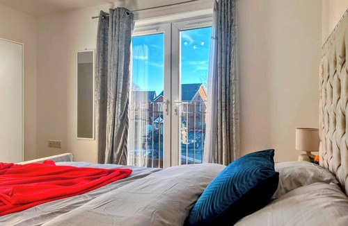 Golborne Apartment | Contractor-Friendly 2BR Gem Wi-Fi & Free Parking