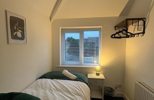 Runcorn House | Contractor Friendly House Sleeps 5 Free Parking WiFi