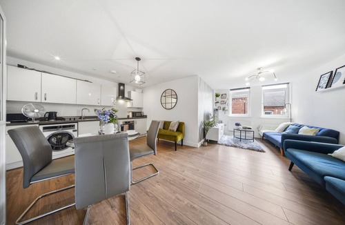 Coventry Apartment | Contractor-Friendly Stay | Secure Parking | Near Station | Sleeps 4