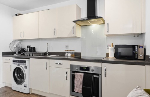Coventry Apartment | Contractor-Friendly Stay | Secure Parking | Near Station | Sleeps 4