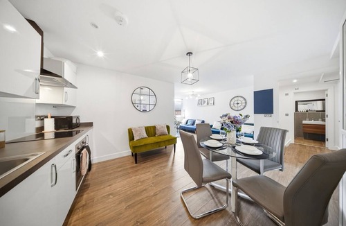 Coventry Apartment | Contractor-Friendly Stay | Secure Parking | Near Station | Sleeps 4