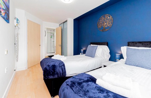 Basingstoke Apartment | Contractors 4 Beds 2 Bathrooms Short Say Parking