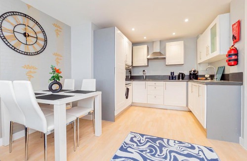 Basingstoke Apartment | Contractors 4 Beds 2 Bathrooms Short Say Parking
