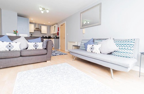 Basingstoke Apartment | Contractors 4 Beds 2 Bathrooms Short Say Parking