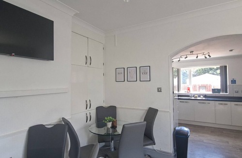 Peterborough House | Contractors paradise in Peterborough -sleeps 14
