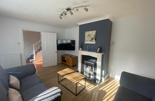 Basingstoke House | Convenient 3 bed home with parking in Basingstoke