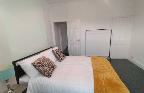Reading House | Convenient 3-Bed Home near M4, Reading University, Shops and Takeaways