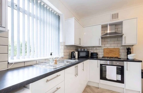 St Helens House | Convenient 3 Bedroom House w Garden in St Helens