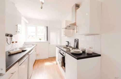Doncaster House | Convenient Budget Room in Shared House w Kitchen