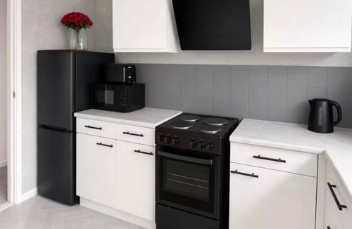 Preston Apartment | Convenient Modern Lrg 2 Bedroom w WiFi and Parking