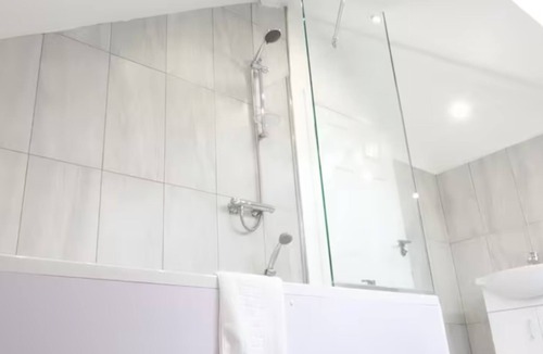 London Borough of Hounslow Apartment | Convenient Studio Flat Near Heathrow Airport Free Parking, 1 King & 1 Single Bed