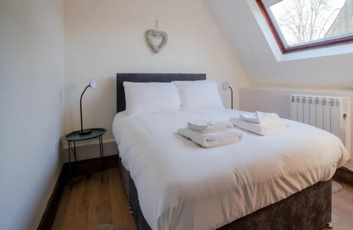 Cheltenham House | Converted 17th century barn with garden parking - Pass the Keys