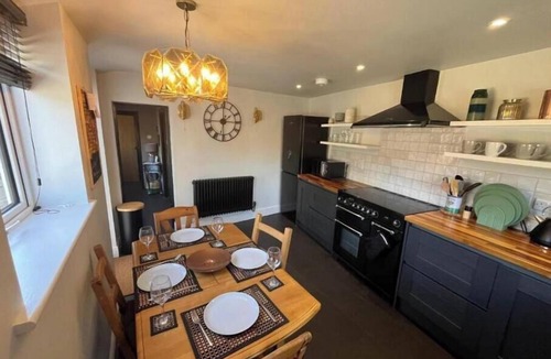 Devizes Cottage | Copper Cottage – Charming Central Devizes Retreat with Secluded Garden
