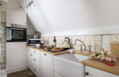 Harvington Cottage | Corner Thatch - Worcestershire, a charming cottage sleeps 4 guests in 2 bedrooms