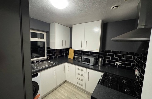 Shinfield Apartment | Cosy 2 Bed Flat, ~6 Guests, 4+ Free Parking RG28PY,