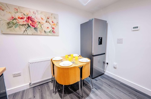 Cathays Apartment | Cosy 2BR Flat Steps from Cardiff Pubs & Town