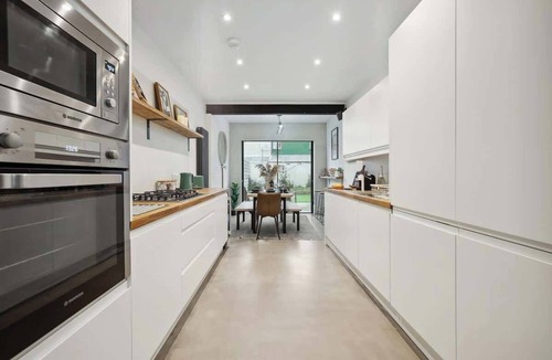 Southsea House | Cosy 4-BR Home, Parking, Xbox &BBQ, for big groups