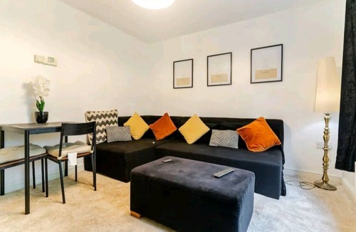 Wolverhampton House | Cosy and spacious home from home, 4 minute walk to city centre plenty parking