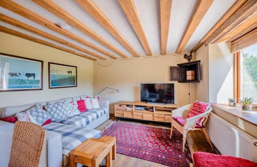 Rickford House | Cosy Barn Conversion with Patio & Private Parking