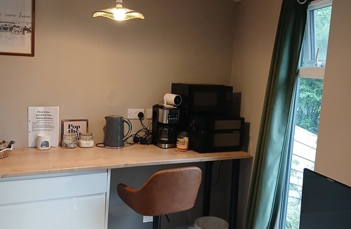 Killamarsh Cabin | Cosy brand new open plan modern pet friendly cabin located in a quiet location.