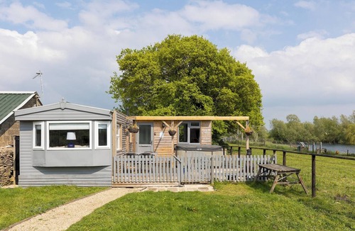 Fairford House | Cosy Cabin with Hot Tub and Lakeview in Cotswolds - Pass the Keys