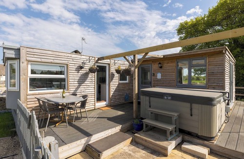 Fairford House | Cosy Cabin with Hot Tub and Lakeview in Cotswolds - Pass the Keys