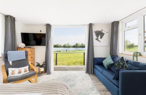 Fairford House | Cosy Cabin with Hot Tub and Lakeview in Cotswolds - Pass the Keys