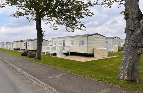 Barton-on-Sea House | Cosy caravan on Hoburn Naish 5 star complex. Leisure pub entertainment on site.