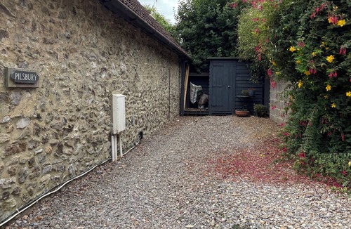 Honiton Cottage | Cosy converted barn with log burner